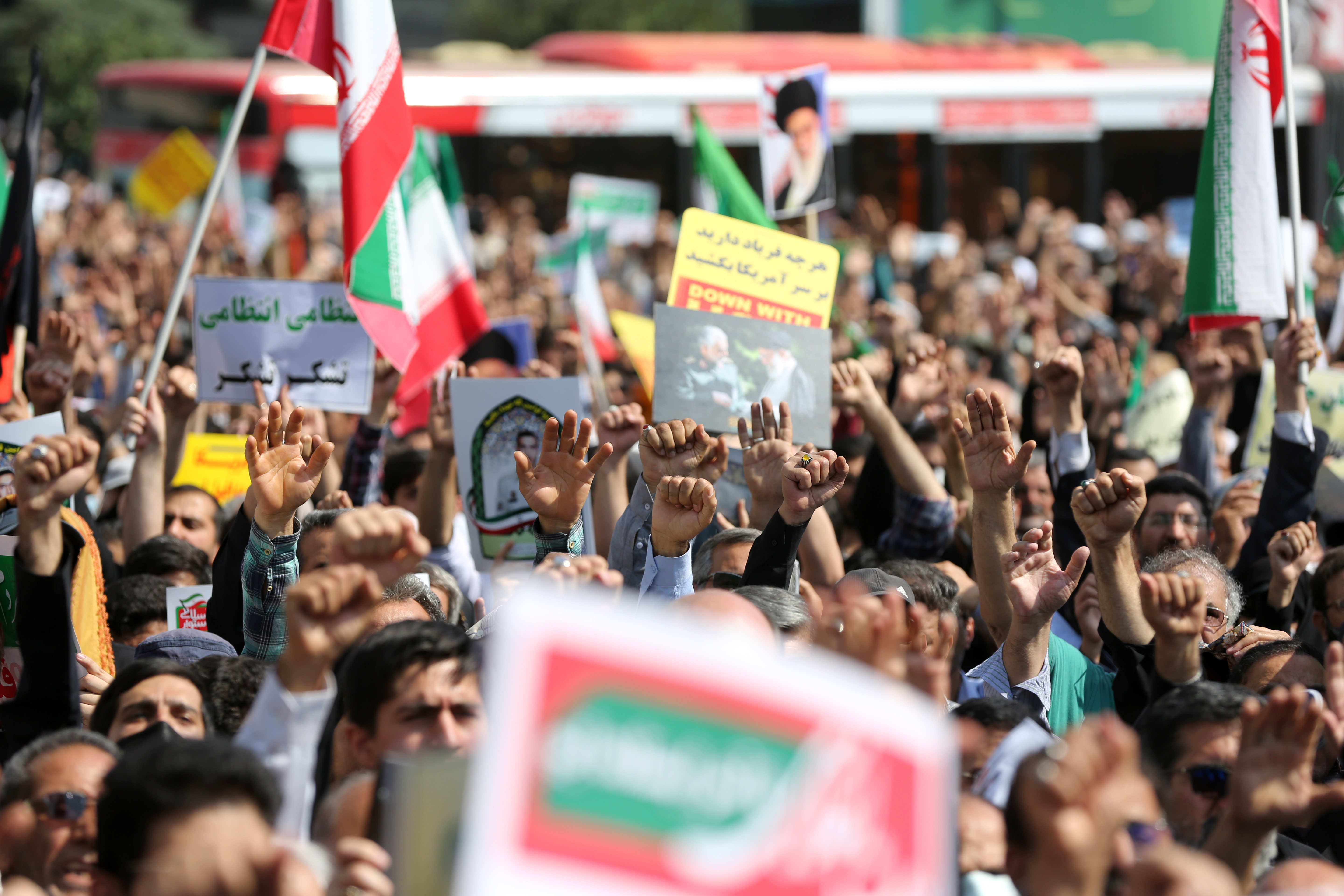 Tahran’da çıkışı "yönetime ve güvenlik güçlerine destek yürüyüşü"